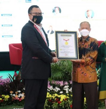 Hadirkan Pembicara Konferensi Internasional Terbanyak dari 37 Negara, UNJ Raih Rekor MURI