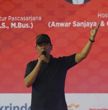 Wiranto Nyanyikan Lagu Gubahan Sendiri di Pesta Rakyat Diesnatalis Ke-59 UNJ