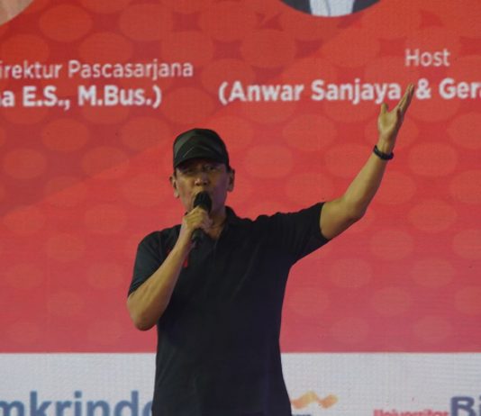 Wiranto Nyanyikan Lagu Gubahan Sendiri di Pesta Rakyat Diesnatalis Ke-59 UNJ