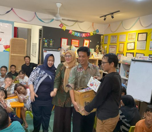 Sumbangkan 250 Eksemplar Buku Kearifan Lokal Budaya Betawi untuk Rumah Baca Zhaffa