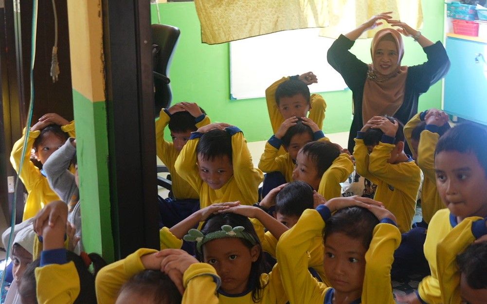 Siaga Bencana Gempa, S2 Pendidikan Geografi UNJ Angkatan 2024 Adakan Simulasi Mitigasi Gempa di TK Negeri Mampang Prapatan 01 Jakarta Selatan