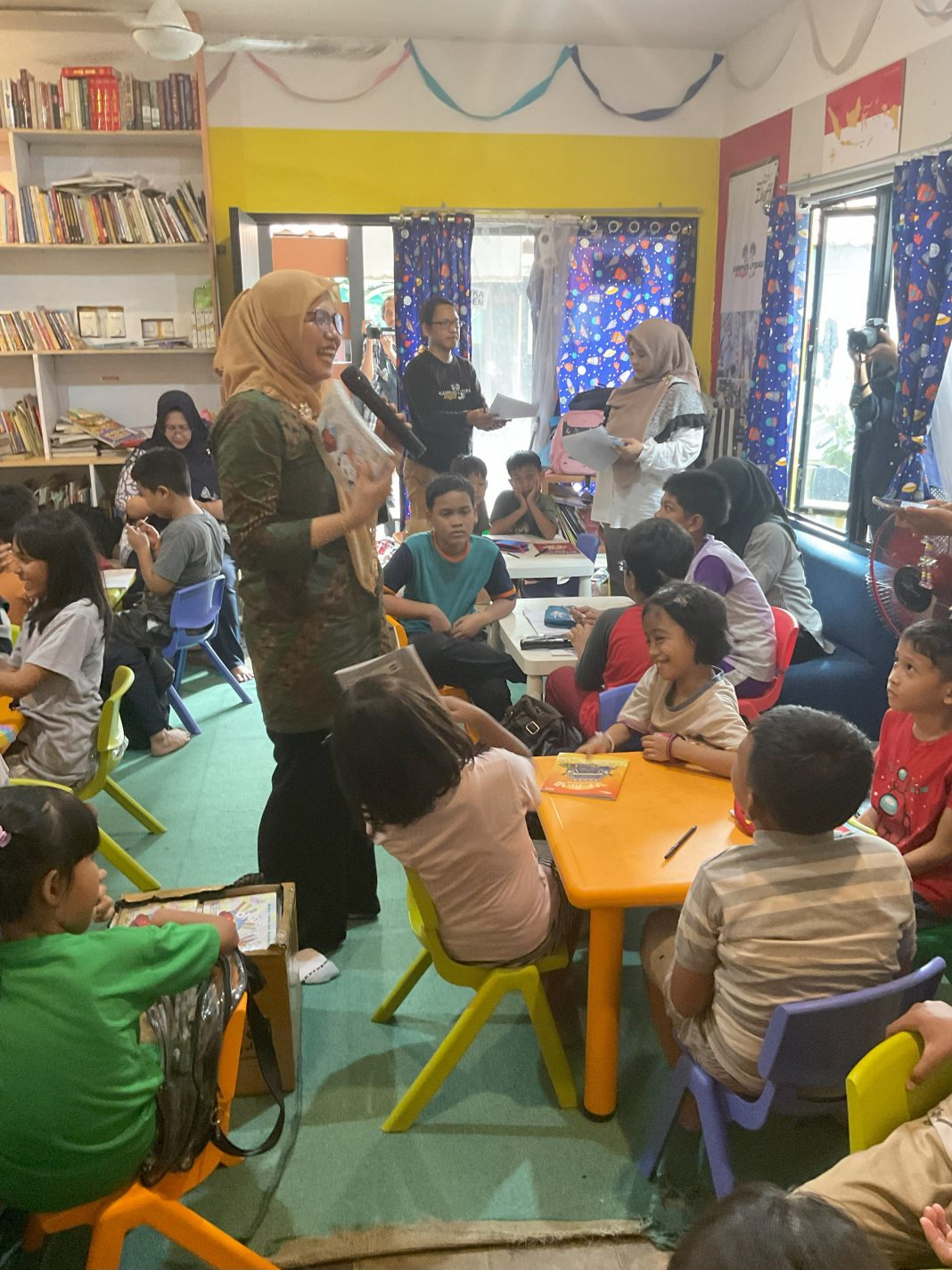 Tingkatkan Inovasi Literasi Digital, Tim PKM UNJ Latih Pengelola dan Anak Rumah Baca Zhaffa melalui Digital Storybook